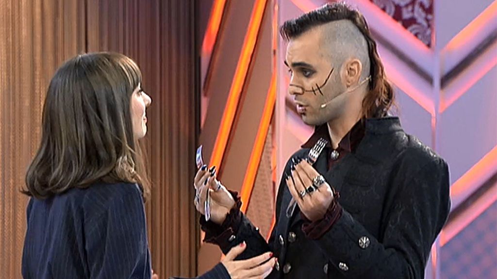 Acheron Delacroix impresiona a Natalia Ferviú con su truco del tenedor