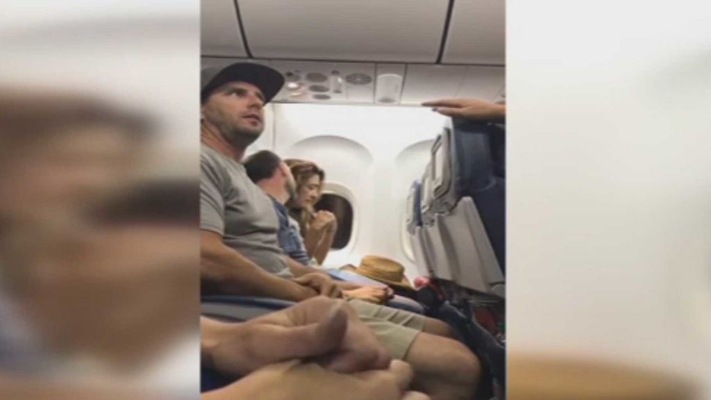 Expulsan de un avión a una familia que se negó a ceder el asiento de su bebé