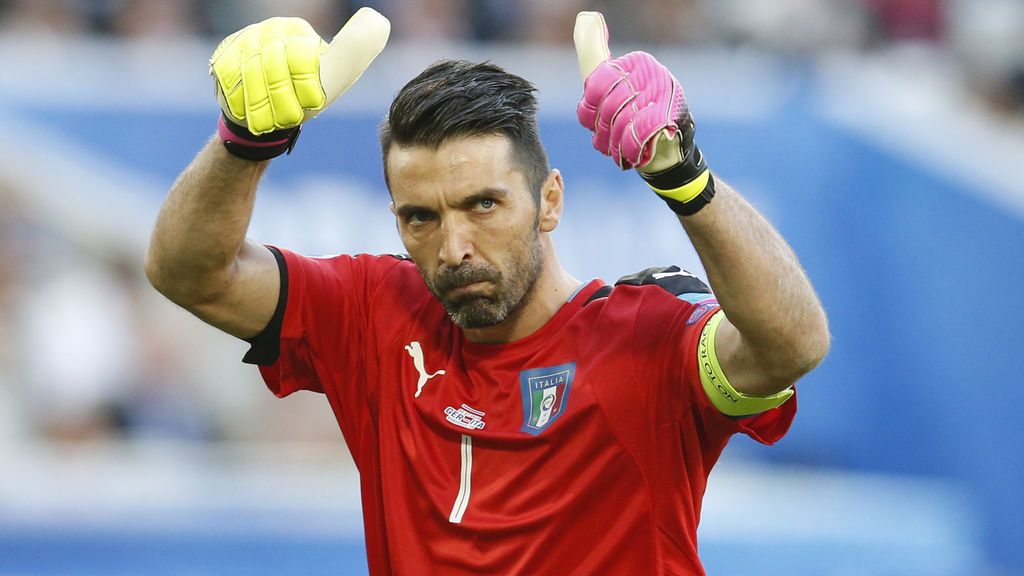 Buffon pone firmes a los ultras de la Juve tras reírse de la tragedia del Torino: "Estáis más muerto que los muertos" Buffon pone firmes a los ultras de la Juve tras reírse de la tragedia del Torino: "Estáis más muerto que los muertos"