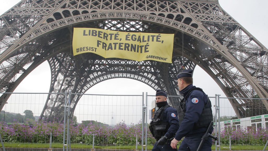 La Torre Eiffel, tomada por Greenpeace contra las ideas de Le Pen