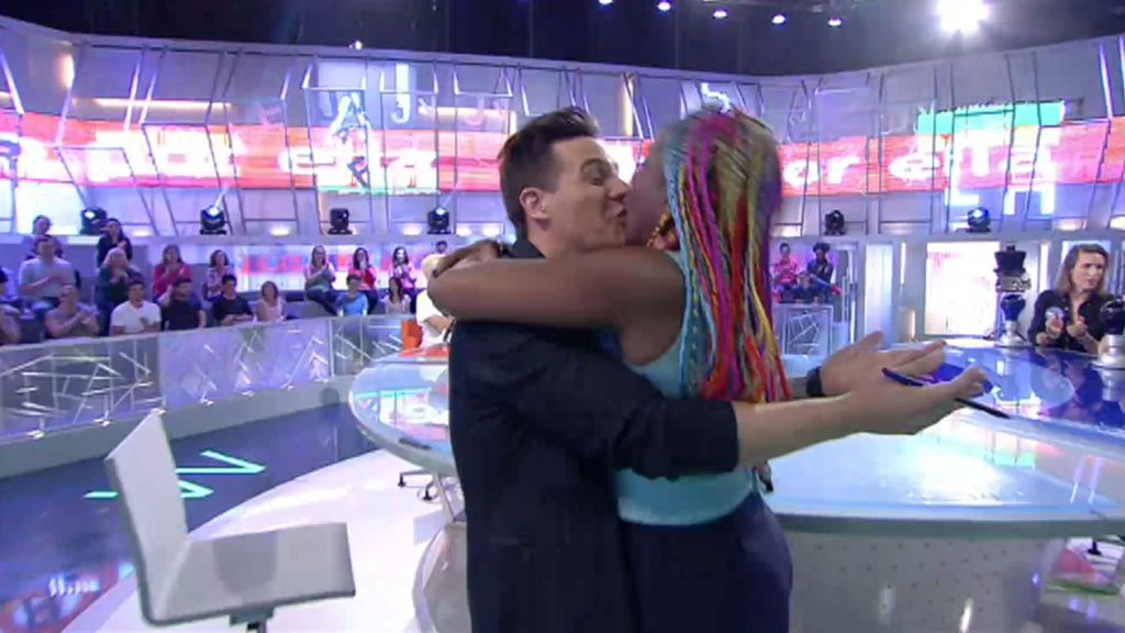 ¡Besazo de Lucrecia a Christian! Acierta la canción y se vuelve loca de alegría