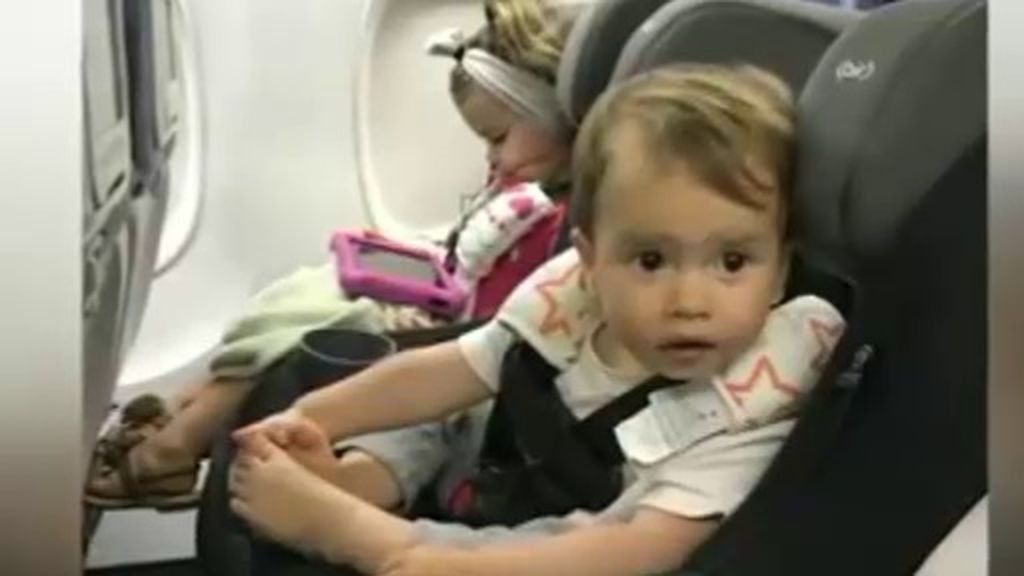 Expulsados del avión por no querer ceder el asiento de su bebé
