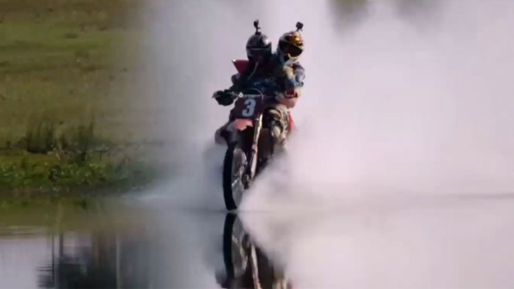 El último reto de Travis Pastrana es cruzar un lago en moto: ¿es capaz de conseguirlo?