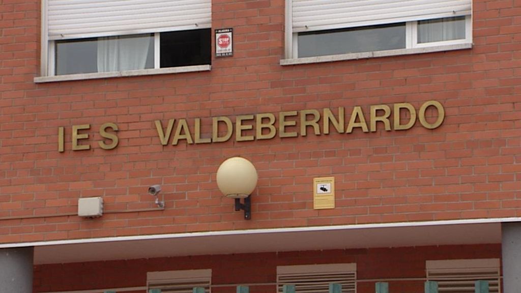 Le esperó y le apuñaló en el pasillo del instituto