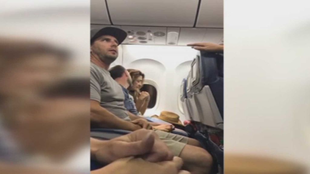 Expulsan de un avión a una familia que se negó a ceder el asiento de su bebé