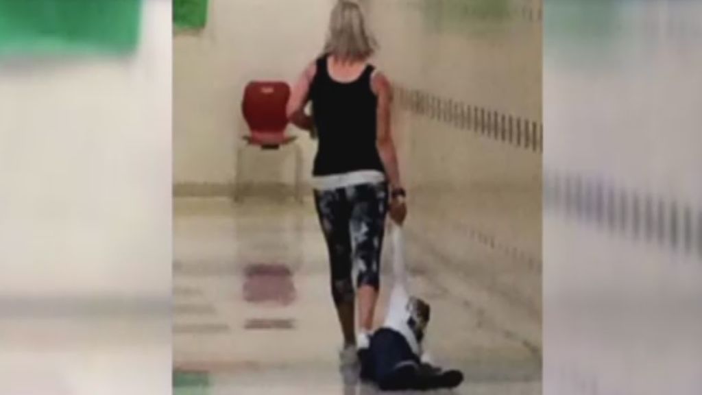 Despiden a una profesora después de arrastrar a un alumno por un pasillo