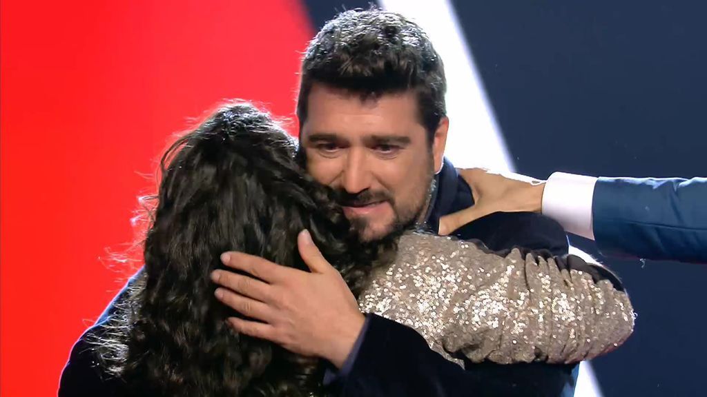 La emoción puede con Antonio Orozco después de cantar ‘Mi héroe’ junto a su finalista Rocío