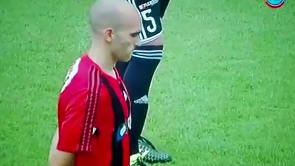 El árbitro prohíbe el minuto de silencio por los muertos de Venezuela… ¡y los jugadores paran el partido!