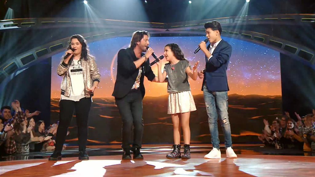 Manuel Carrasco arropa a los tres finalistas Aray, Rocío y Esperanza, cantando ‘Uno x uno’
