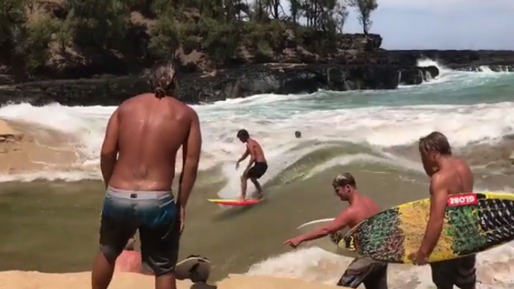 ¡Ni en sus mejores sueños! Encuentran una entrada de mar en la playa que les regala la ola perpetua ¡Ni en sus mejores sueños! Encuentran una entrada de mar en la playa que les regala la ola perpetua