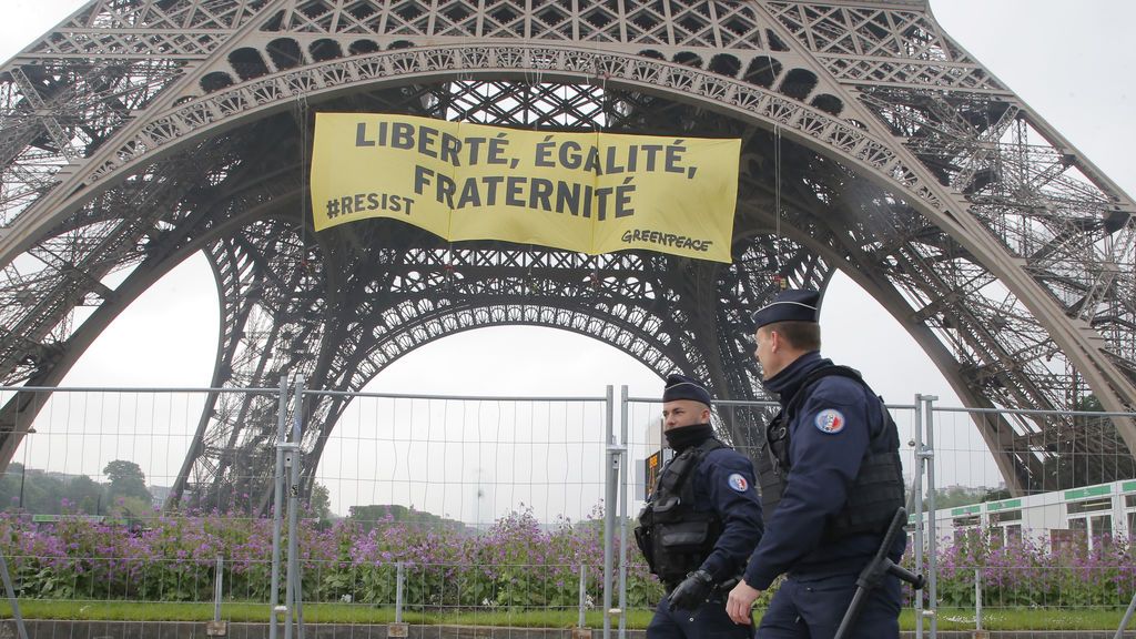 La Torre Eiffel, tomada por Greenpeace contra las ideas de Le Pen