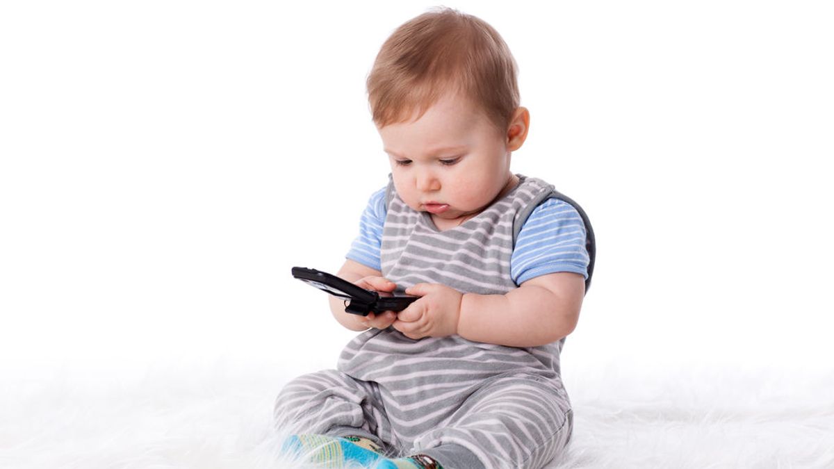Los niños que usan teléfonos móviles y tabletas tienen mayor riesgo de retrasar