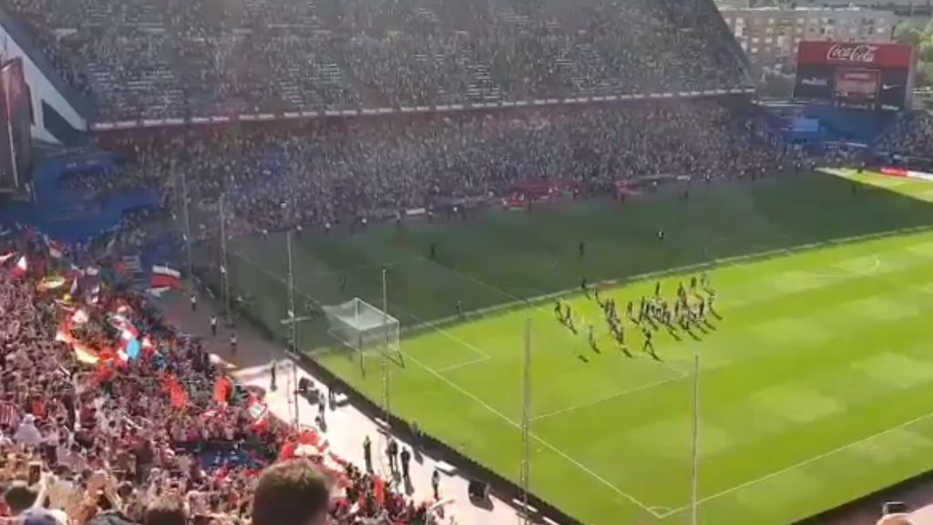 ¡Conjura de remontada! El Calderón anima tras el partido y los jugadores vuelven a saltar al campo para agradecer el apoyo