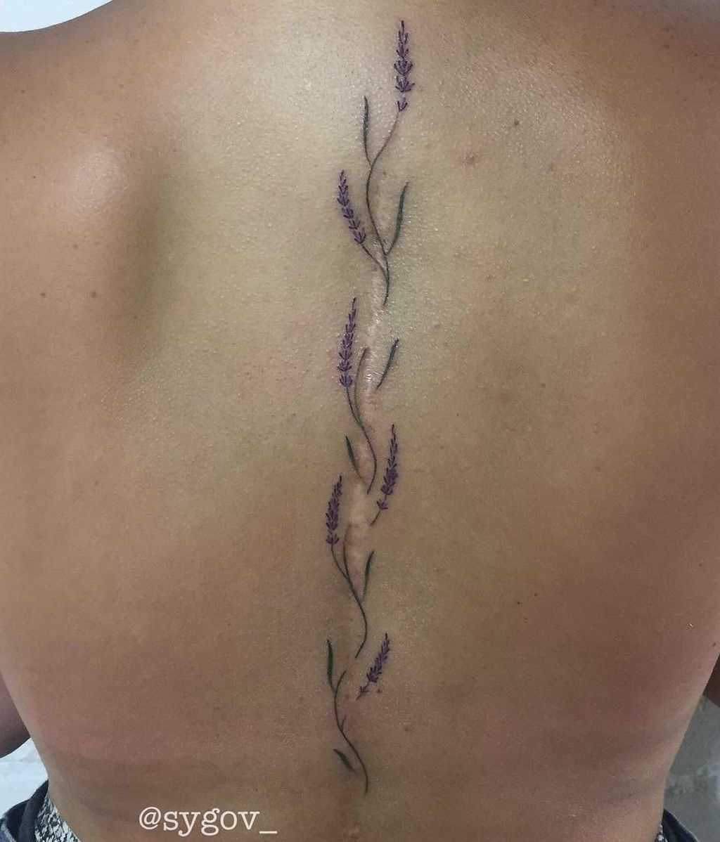 Diseño sutil y delicado que embellece esta cicatriz en la espalda