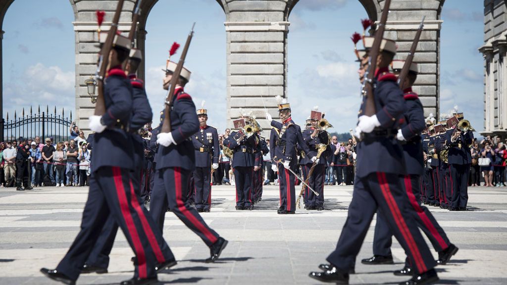 Abarrotado cambio de la guardia en el Palacio Real
