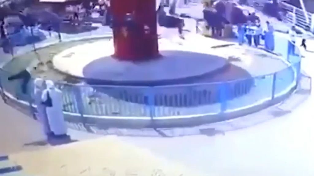 Accidente en un parque de atracciones: una niña sale volando y golpea a dos mujeres