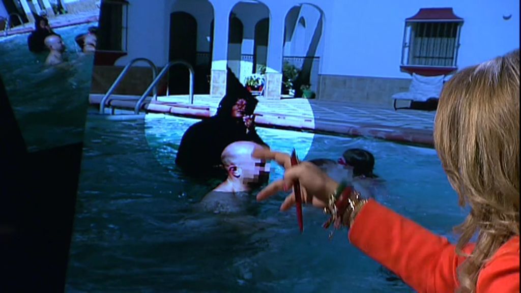 Un encapuchado con el rostro deformado aparece en una piscina junto a unos niños