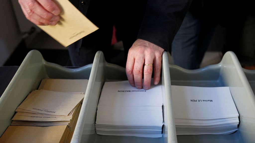 Marine Le Pen y Emmanuel Macron luchan por la presidencia