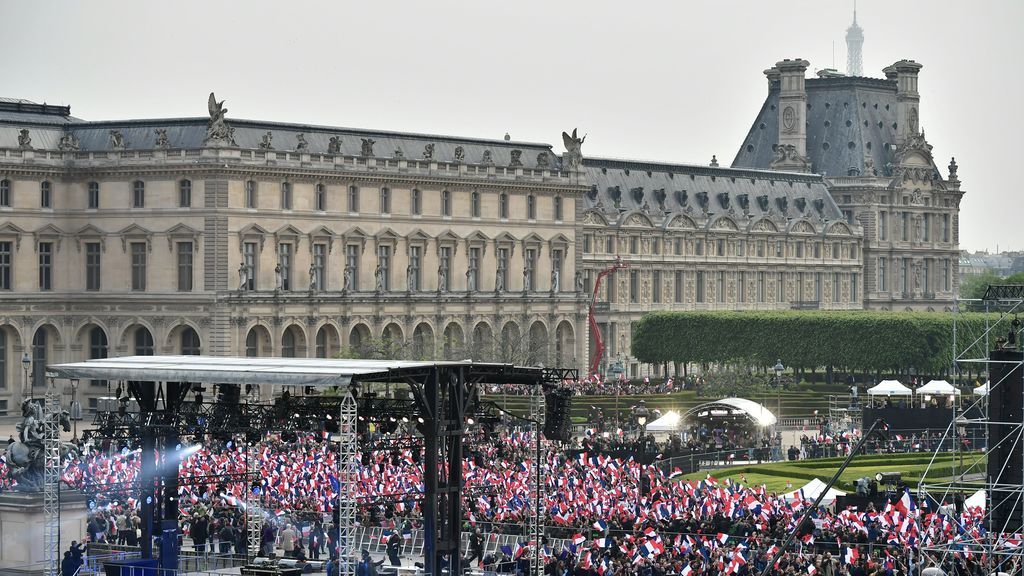 Cientos de ciudadanos franceses celebran la victoria electoral de Macron en la segunda vuelta.