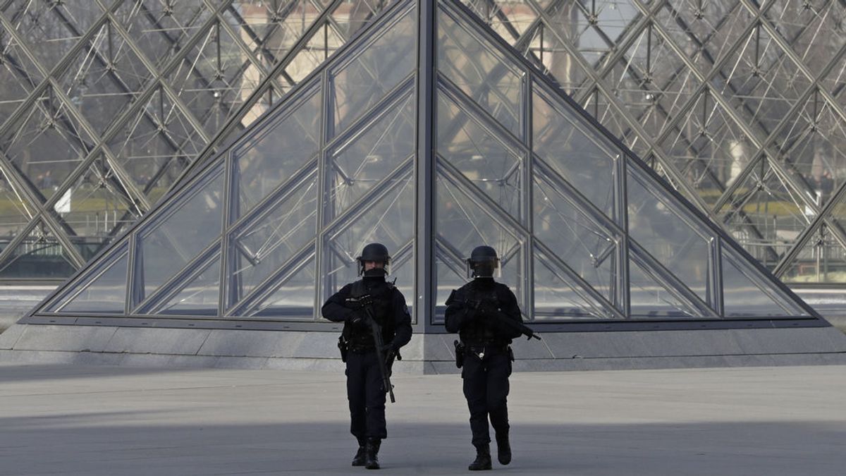 Desalojan la plaza del Louvre por una falsa alarma