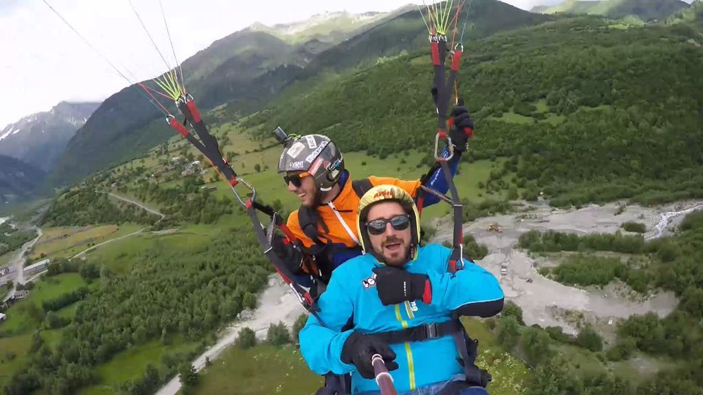 ¡Fuera miedos! Antonio Orozco vence su fobia a las alturas y se tira en paracaídas
