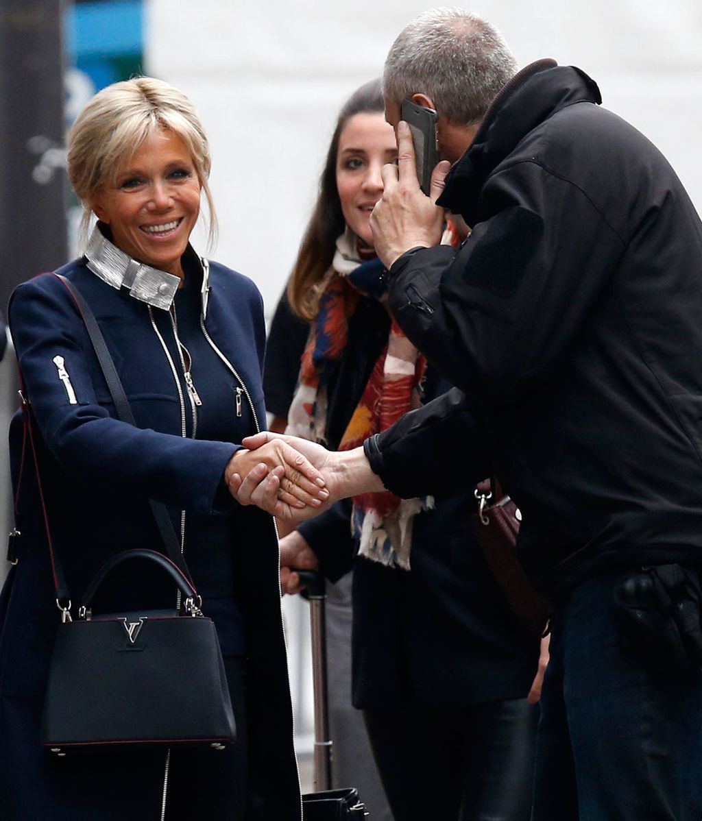 La esposa de Macron, Brigitte Trogneux, a su llegada a la sede del partido