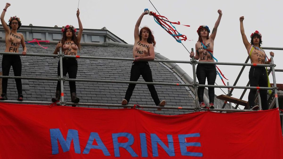 Activistas de Femen despliegan una pancarta contra Le Pen en una iglesia del norte de Francia