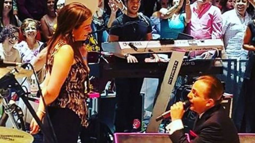 La romántica petición de matrimonio de Cristian Castro en mitad de un concierto