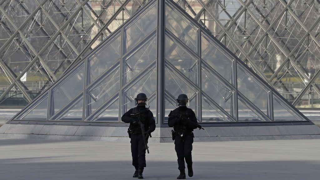 Desalojan la plaza del Louvre por una falsa alarma Desalojan la plaza del Louvre por una falsa alarma