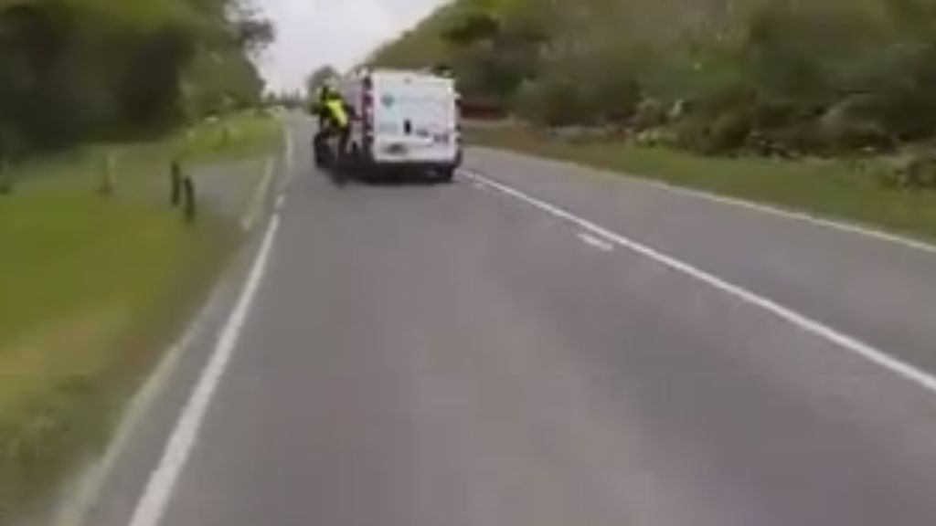 Despiden al conductor de la furgoneta después de hacerle esto a un ciclista