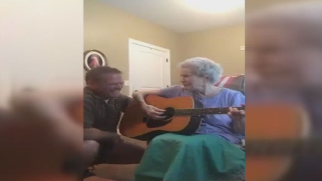 Emotivo dueto entre un hombre y su madre enferma de Alzheimer