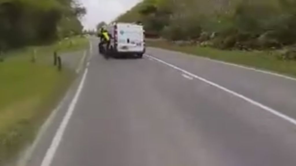 Despiden al conductor de la furgoneta después de hacerle esto a un ciclista