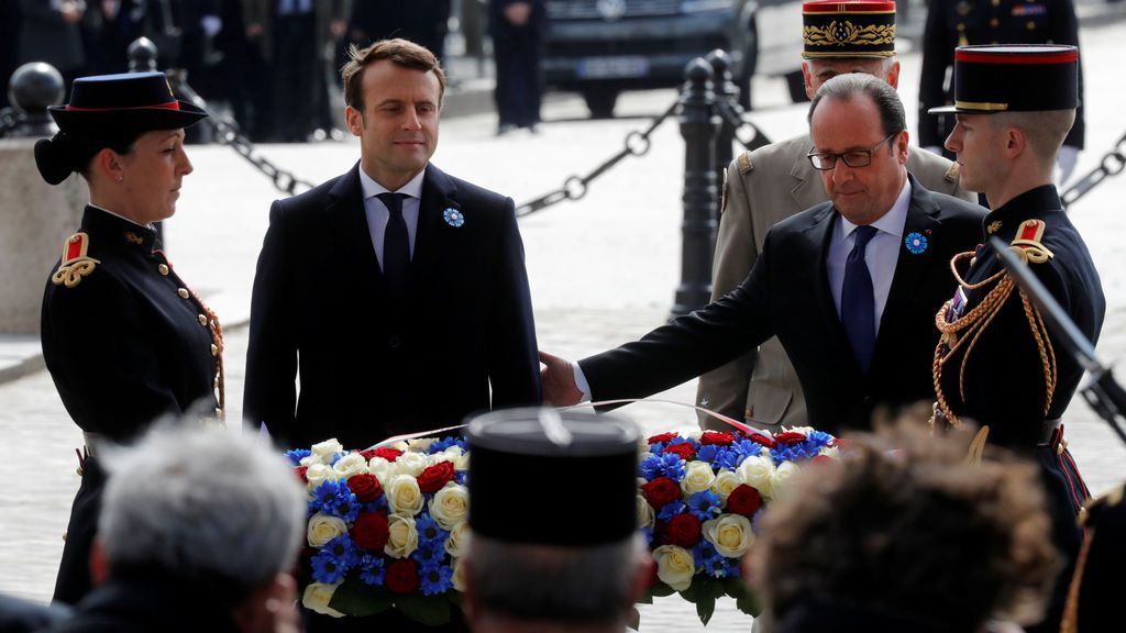 Macron asiste a su primer acto oficial como presidente electo de Francia