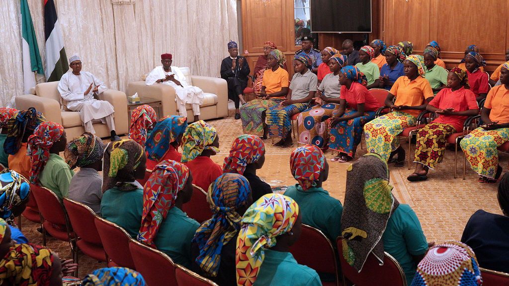 El presidente de Nigeria recibe a las 82 chicas  secuestradas por los terroristas de Boko Haram