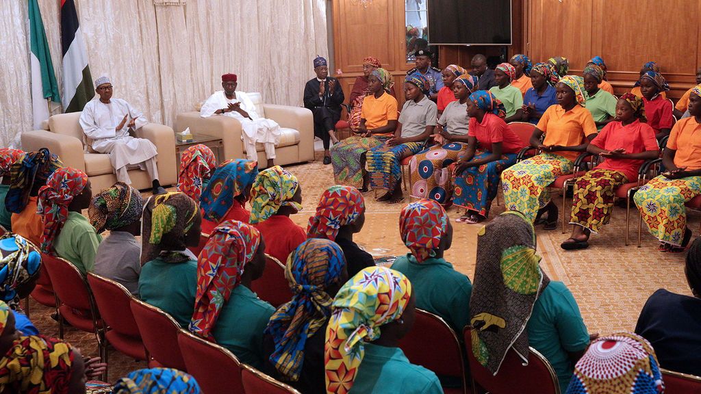 El presidente de Nigeria recibe a las 82 chicas secuestradas por los terroristas de Boko Haram