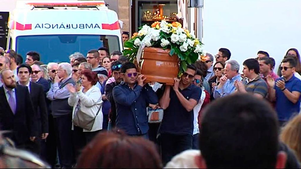 Tristeza en Jávea durante el funeral de uno de los ciclistas atropellados