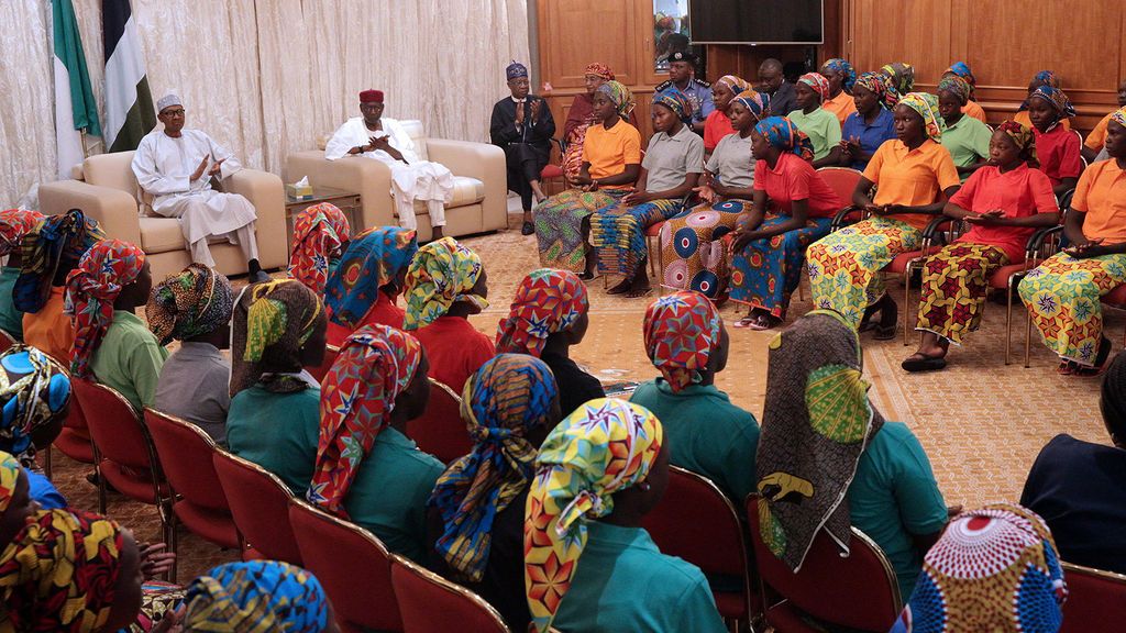 El presidente de Nigeria recibe a las 82 chicas  secuestradas por los terroristas de Boko Haram