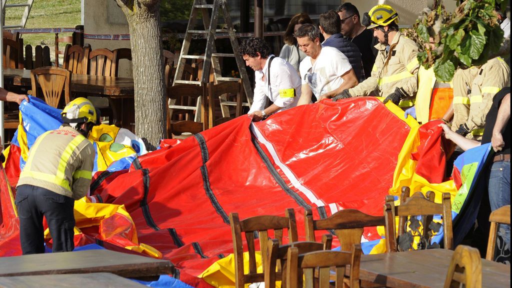 Investigan si el castillo hinchable en el que murió una niña explotó o se desancló por el viento