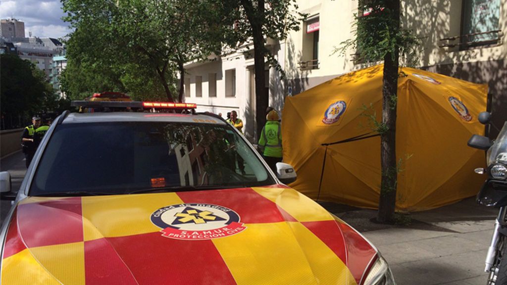 Dos menores mueren tras desplomarse el suelo de un ascensor en Madrid
