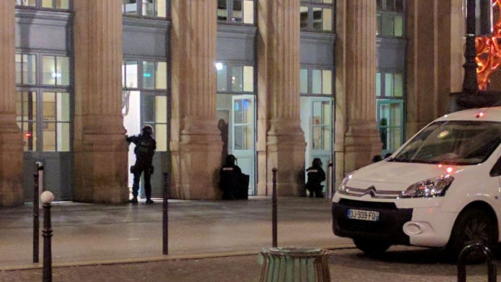 La policía fuertemente armada toma durante horas la estación París Norte por una alerta de seguridad
