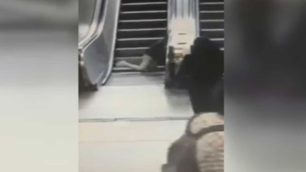El impactante momento en el que un niño queda atrapado por las piernas en una escalera mecánica