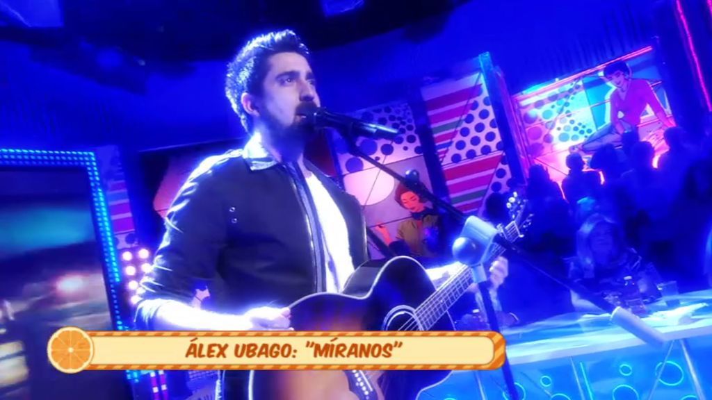 Álex Ubago encandiló con su nuevo tema 'Míranos' en el plató de Sálvame