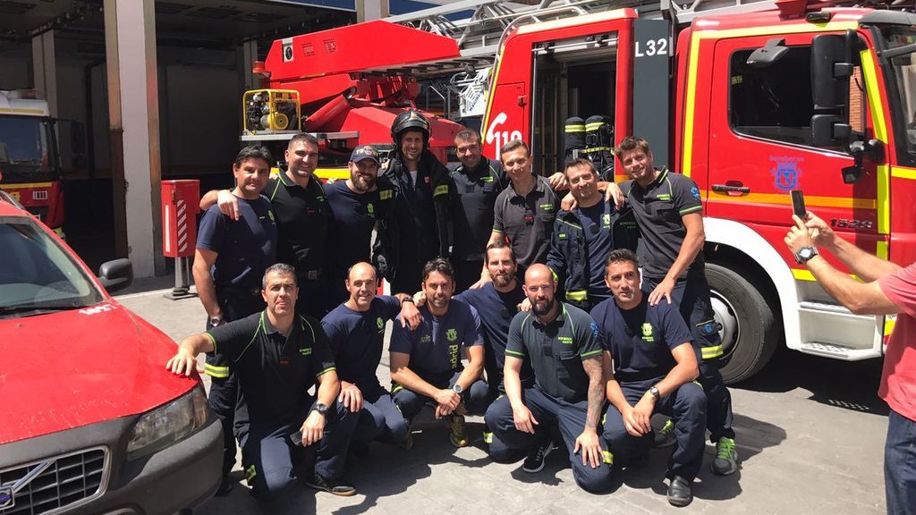 ¡Momentazo! Djokovic sorprende visitando un parque de bomberos durante el Mutua Madrid Open