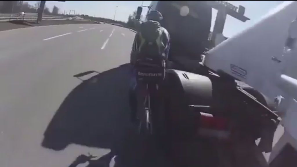 Un camión embiste a un grupo de ciclistas en plena autopista