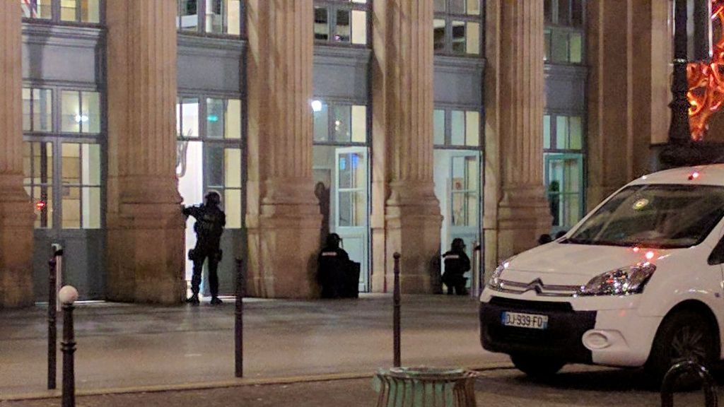 La policía fuertemente armada toma durante horas la estación París Norte por una alerta de seguridad