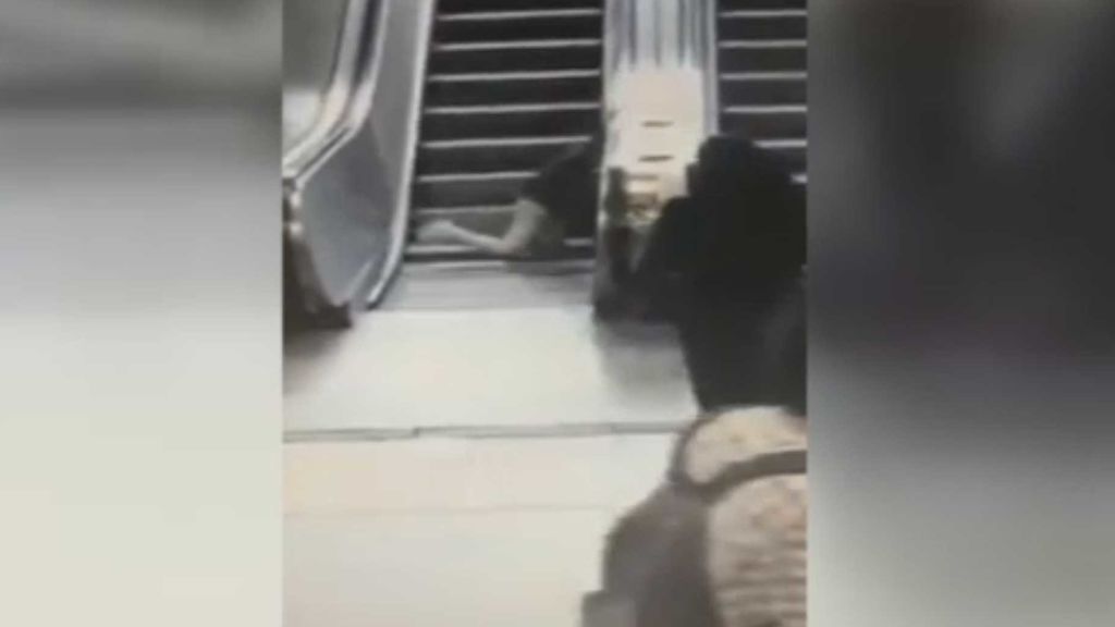 El impactante momento en el que un niño queda atrapado por las piernas en una escalera mecánica