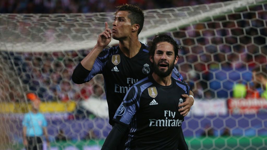 Cristiano manda callar al Vicente Calderón tras el gol de Isco en la primera parte