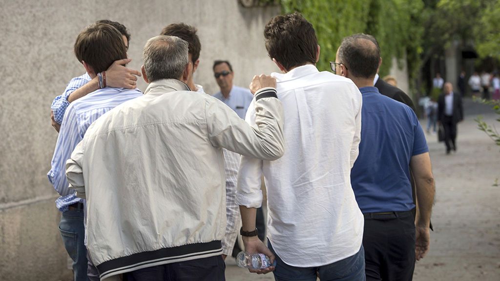 Nadie se explica cómo pudo caer el suelo del ascensor en el que murieron dos jóvenes en Madrid