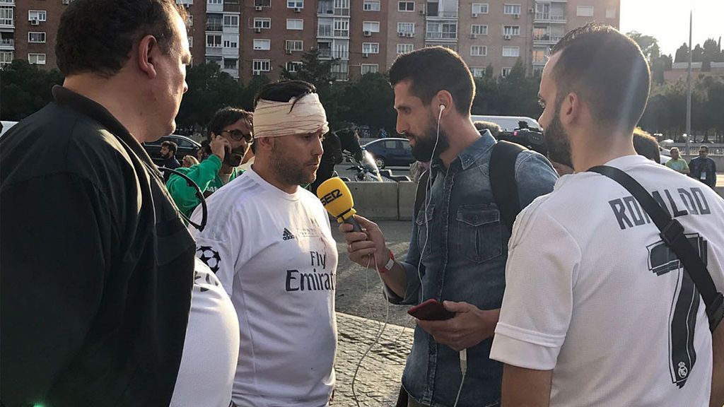 Un aficionado del Madrid recibe un botellazo en su llegada al Vicente Calderón Un aficionado del Madrid recibe un botellazo en su llegada al Vicente Calderón
