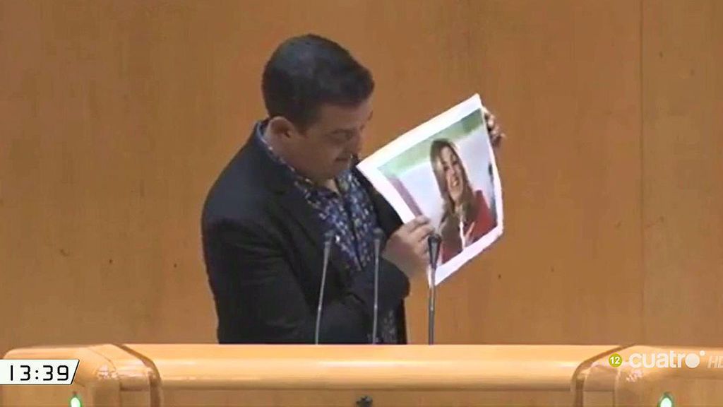 Un senador de Compromís rompe una foto de Susana Díaz